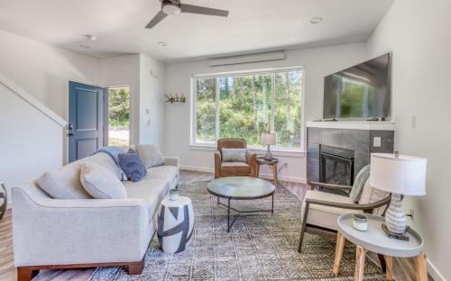 a living room with a couch and a fireplace at Harbor Lights 5 - Harbor Hideaway Quiet Charm in Depoe Bay