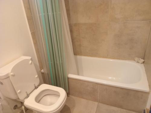 a bathroom with a toilet and a bath tub at El Vagon in San Martín de los Andes