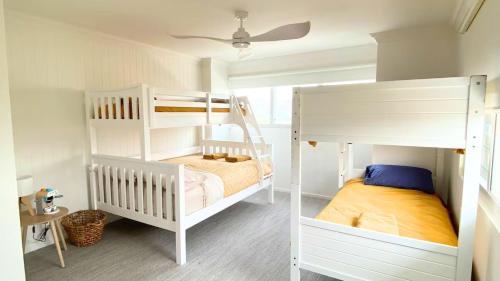 un dormitorio con dos literas en Boronia Beach House One, en Sawtell