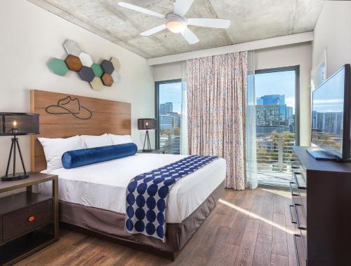 Postel nebo postele na pokoji v ubytování Club Wyndham Austin