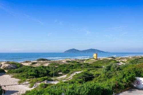 uitzicht op de oceaan vanaf een strand bij Suíte Quarto Amplo - Sul da Ilha in Florianópolis