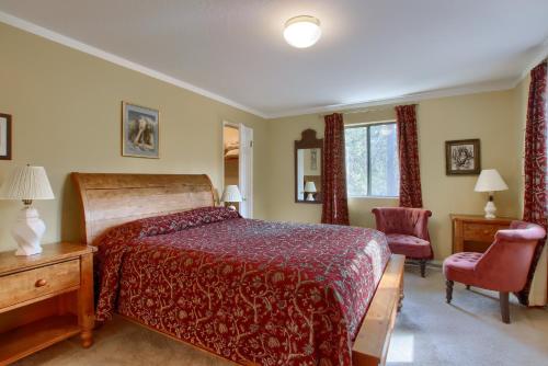Ένα ή περισσότερα κρεβάτια σε δωμάτιο στο Cabin Among the Firs