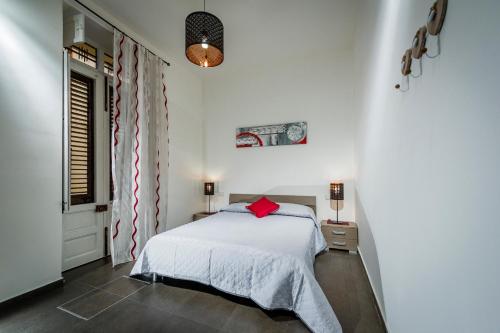 カステッランマーレ・デル・ゴルフォにあるCasa Marteのベッドルーム(白いベッド1台、窓付)