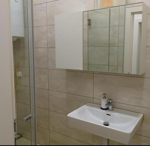 Gutbau com, Whole Apartment 4u, Self-Check-in, Top-Location, Underground & Shops under window, 3-5min Walking to Swimming & footbal Stadion, Wake-up in sunshine