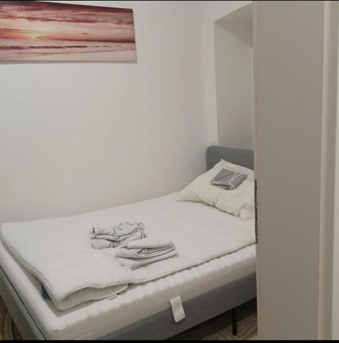 Gutbau com, Whole Apartment 4u, Self-Check-in, Top-Location, Underground & Shops under window, 3-5min Walking to Swimming & footbal Stadion, Wake-up in sunshine