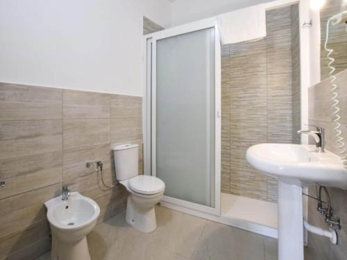 ein Badezimmer mit Toilette, Waschbecken und Dusche in der Unterkunft Villa in Gaggi near Mount Etna in Gaggi
