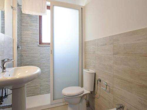 ein Badezimmer mit Toilette und Waschbecken in der Unterkunft Villa in Gaggi near Mount Etna in Gaggi