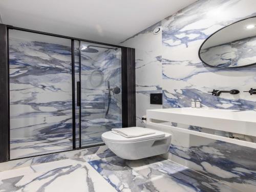 une salle de bain avec toilettes, lavabo et douche dans l'établissement Chic, comfortable flat near rue Montmartre, à Paris