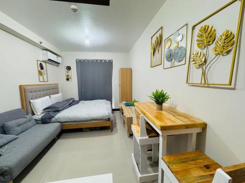 a bedroom with a bed and a desk and a desk at Condo hotel in Lapu Lapu City in Basbas