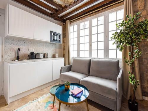 un salon avec un canapé et une table dans l'établissement Chic, comfortable flat near rue Montmartre, à Paris