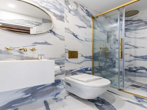 une salle de bain avec toilettes et douche dans l'établissement Cosy Room - Montmartre Sacré Coeur, à Paris