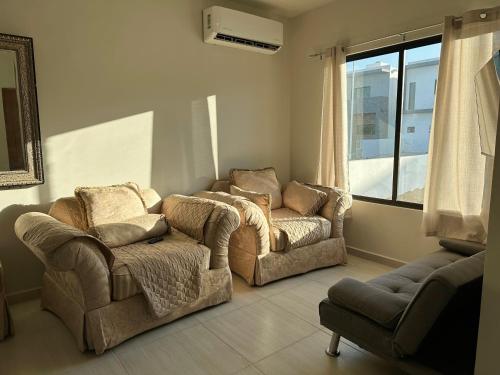 ein Wohnzimmer mit zwei Stühlen und einer Couch in der Unterkunft Casa Diego in La Paz