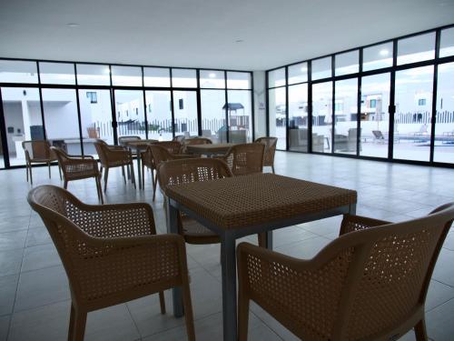 ein Restaurant mit Tischen und Stühlen und Fenstern in der Unterkunft Casa Diego in La Paz