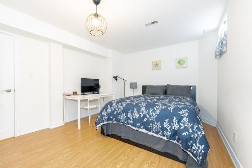 Ένα ή περισσότερα κρεβάτια σε δωμάτιο στο 2B Basement, Mins to Lake, Free Parking