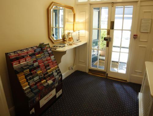 Cette chambre comprend un comptoir, un lavabo et un miroir. dans l'établissement Thanet Hotel, à Londres