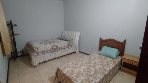 En eller flere senge i et værelse på Costa Azul ótima localização e conforto