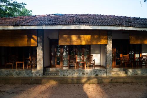 Pothana Villageにあるレストランまたは飲食店