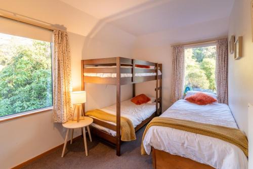 Postel nebo postele na pokoji v ubytování Relax with the Bellbirds in Akaroa