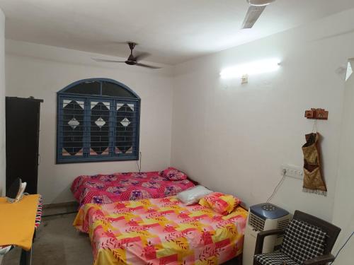 Voodi või voodid majutusasutuse Chintamani Siddhi Chakra Apartment - Only Family Rooms on Monthly Basis toas
