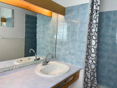 une salle de bain avec un lavabo et un miroir dans l'établissement Appartement lumineux proche golf et plage à Saint Jean de Monts - FR-1-323-465, à Saint-Jean-de-Monts