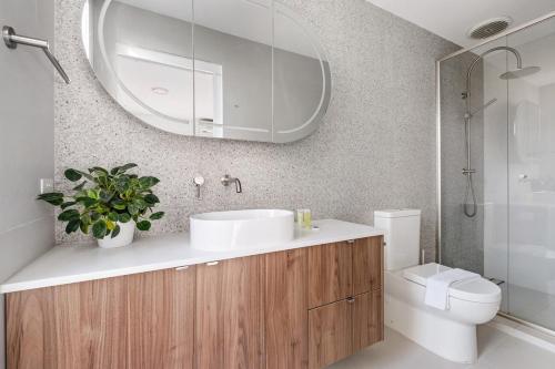 une salle de bain avec un lavabo, des toilettes et un miroir dans l'établissement South Yarra Luxe - Spacious Townhouse & Parking, à Melbourne