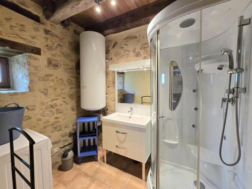 une salle de bain avec douche et lavabo dans l'établissement Maison périgourdine rénovée proche Le Bugue, grand jardin, 3 chambres - FR-1-616-50, à Journiac