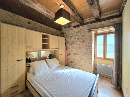 une chambre avec un lit blanc et une fenêtre dans l'établissement Maison périgourdine rénovée proche Le Bugue, grand jardin, 3 chambres - FR-1-616-50, à Journiac