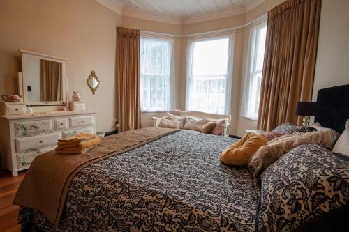 Un dormitorio con una cama grande y una ventana grande. en Cheerful 3 bedroom villa, en Gisborne