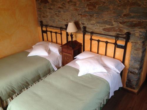 A bed or beds in a room at Casa De Aldea El Conceyu