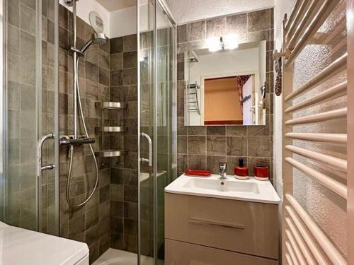 une salle de bain avec douche et lavabo dans l'établissement Duplex tout confort pour 4 pers. proche pistes, avec balcon et parking - FR-1-733-163, à Crest-Voland