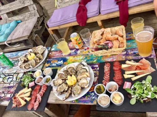 Photo de la galerie de l'établissement Maison avec jardinet, 2 chambres, parking, proche plage et centre - FR-1-231-334, à Brem-sur-Mer