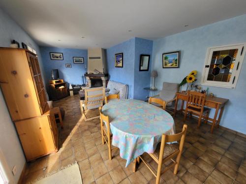 AGREABLE MAISON 2 CHAMBRES AVEC PISICINE ET STATIONNEMENT DANS UN QUARTIER CALME - FR-1-92-947