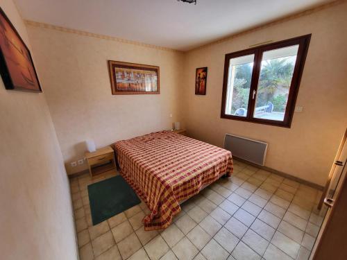 une petite chambre avec un lit et une fenêtre dans l'établissement AGREABLE MAISON 2 CHAMBRES AVEC PISICINE ET STATIONNEMENT DANS UN QUARTIER CALME - FR-1-92-947, à Les Sables-dʼOlonne