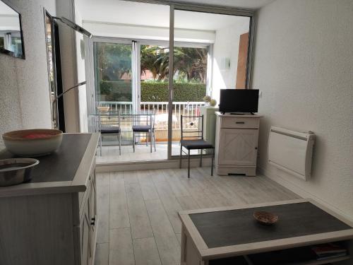 - une cuisine avec vue sur le salon dans l'établissement Appartement 2 pièces près plage avec parking sécurisé - FR-1-776-124, à Argelès-sur-Mer