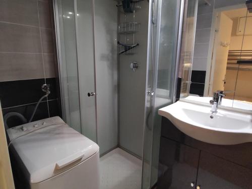 une salle de bain avec douche et lavabo dans l'établissement Appartement 2 pièces près plage avec parking sécurisé - FR-1-776-124, à Argelès-sur-Mer