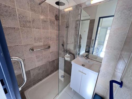 une salle de bain avec une douche, des toilettes et un lavabo dans l'établissement Appartement T2 avec Terrasse et Parking, à 50m de la Plage - FR-1-702-70, au Cap d'Agde
