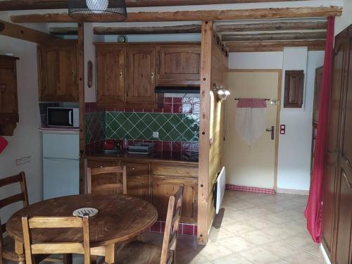 Photo de la galerie de l'établissement Studio confortable avec balcon, 4 couchages à Barcelonnette - FR-1-804-51, à Barcelonnette