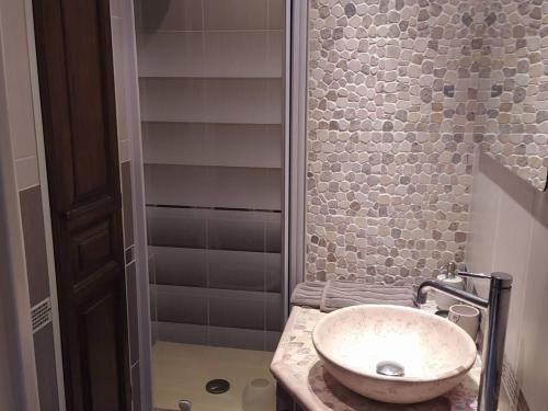 Photo de la galerie de l'établissement Studio confortable avec balcon, 4 couchages à Barcelonnette - FR-1-804-51, à Barcelonnette