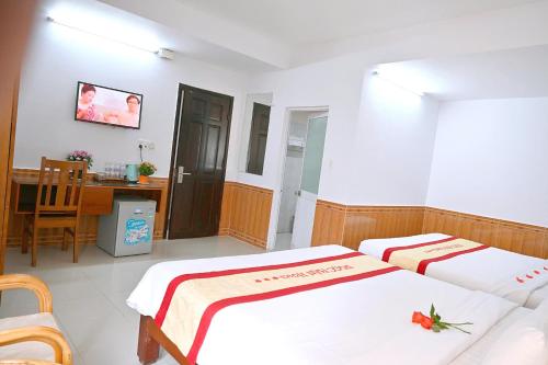 Postel nebo postele na pokoji v ubytování Ngọc Hân Hotel By The Moment
