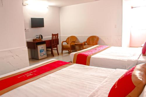 Postel nebo postele na pokoji v ubytování Ngọc Hân Hotel By The Moment