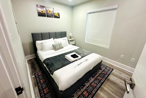 Postel nebo postele na pokoji v ubytování BRAND NEW COZY 1B1B Near Downtown Free Parking