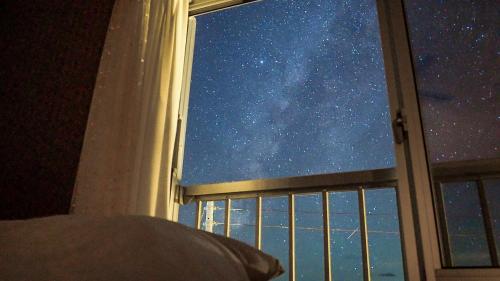 a window with a view of the starry sky at Vacation House Familia in Kōzushima