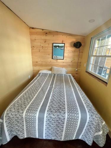 Ένα ή περισσότερα κρεβάτια σε δωμάτιο στο WEST SHORE MOTOR INN LIMIT 10 villa