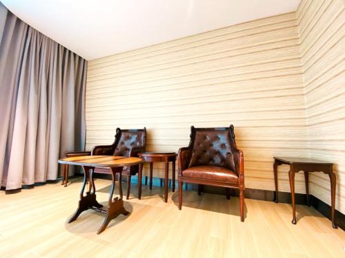 two chairs and a table in a room at Viewpoint Khaoyai Hotel in Mu Si