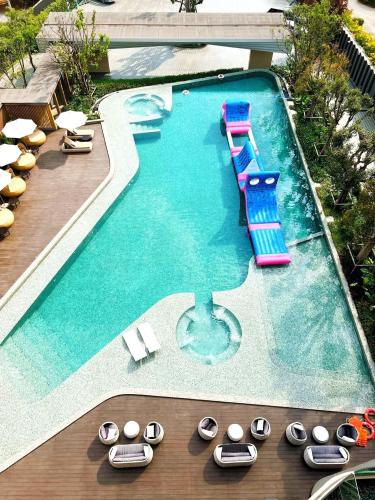 an overhead view of a swimming pool with chaise lounges at Viewpoint Khaoyai Hotel in Mu Si