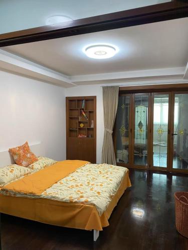 a bedroom with a large bed in a room at Huinan Accommodation, Close to Airport, Disney Resort, Wild Animal Park, Near Metrol 16 in Shanghai