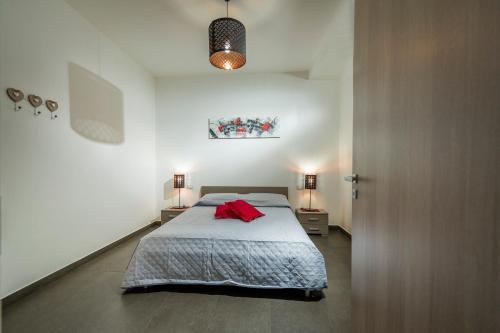 カステッランマーレ・デル・ゴルフォにあるCasetta Venereのベッドルーム1室(赤いジャケット付きのベッド1台付)