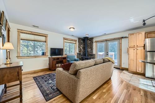 Televisyen dan/atau pusat hiburan di Moon Creek Cabin cabin