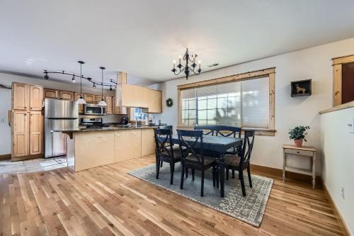 Dapur atau dapur kecil di Moon Creek Cabin cabin