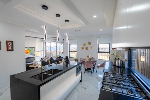 Khu vực ghế ngồi tại Modern, Luxurious & Brand New Home 4 bedroom home in Sydney